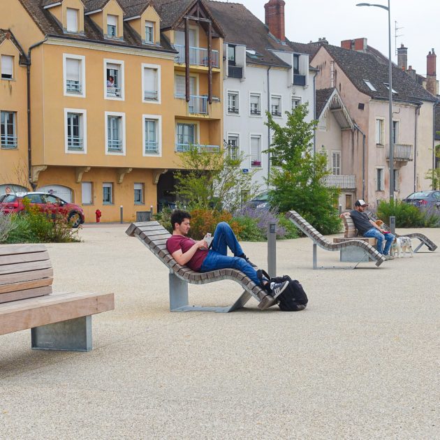 Solid Serif Chaise Longue